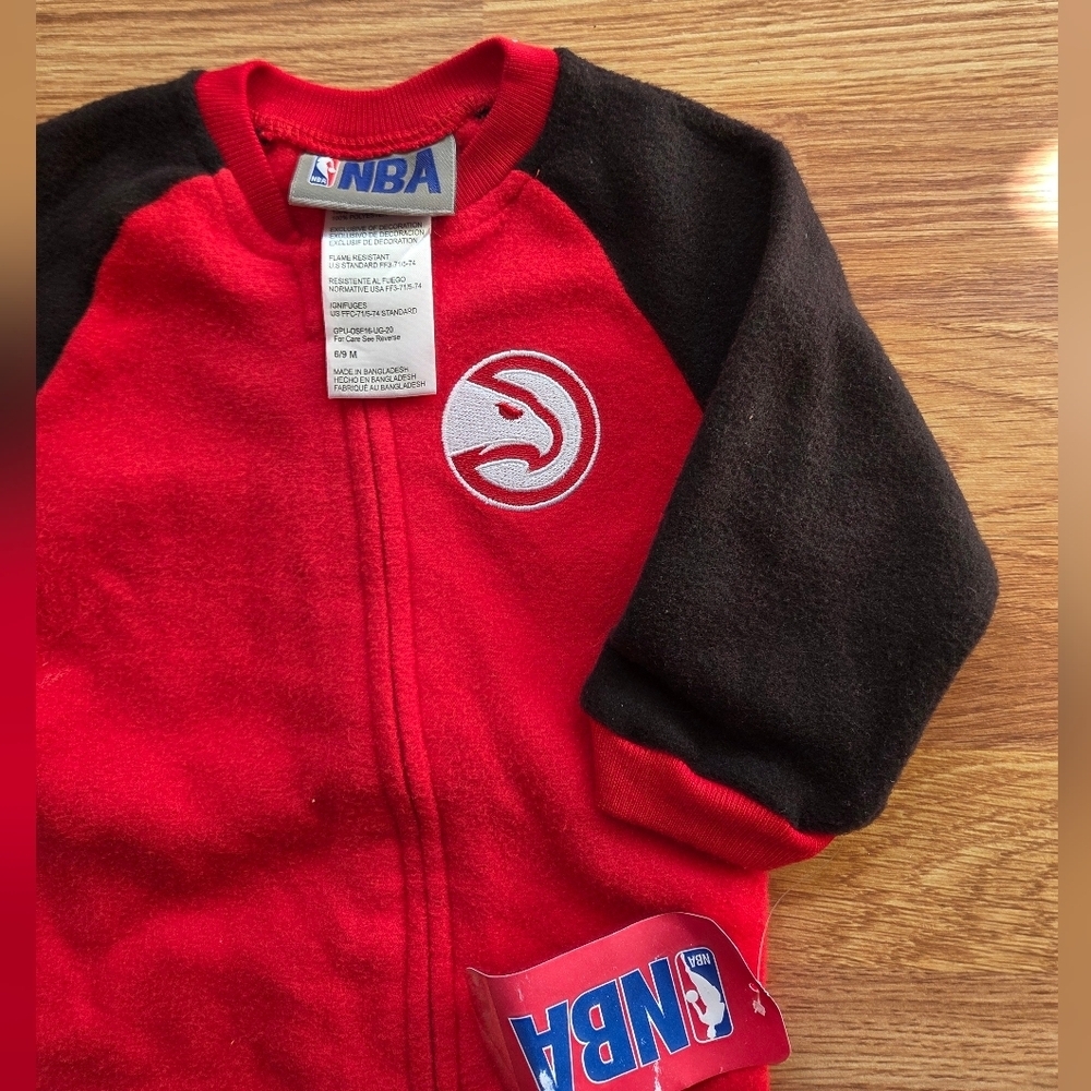 NBA Atlanta Hawks Footie Pajama One Piece NWT 0-3M, 3-6M, 6-9M Red Black - Picture 8 of 8